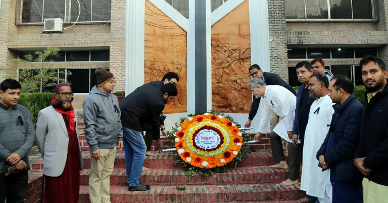 শহিদ বুদ্ধিজীবী স্মৃতিস্তম্ভে পুষ্পস্তবক অর্পণ